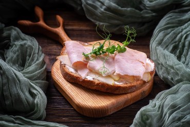 Брускетта с копченной индейкой и грушей. фото